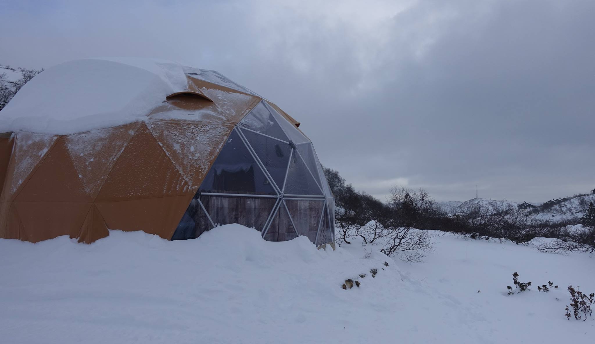 Arctic Dome i snø (foto)