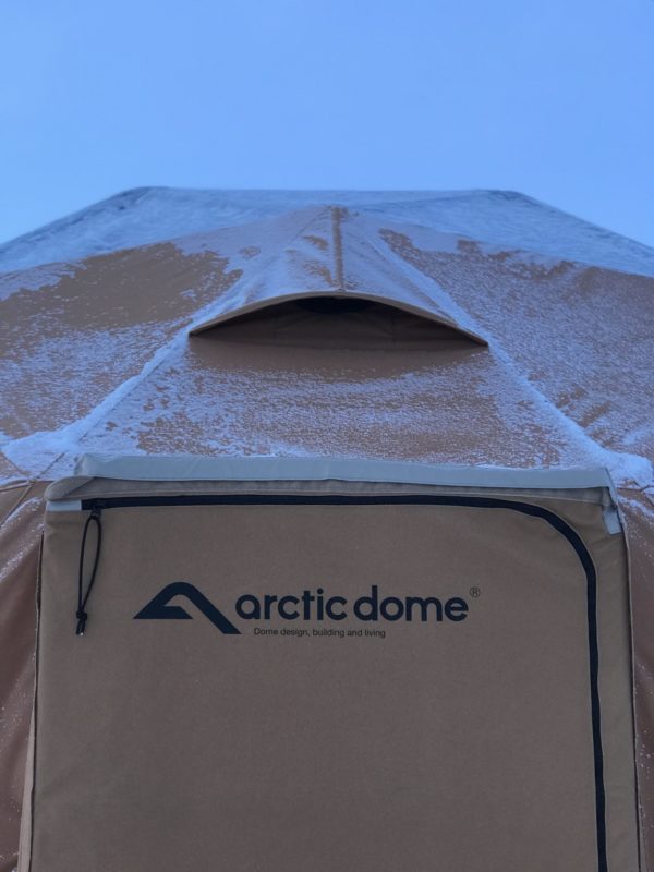 Arctic Dome inngang i snø (foto)